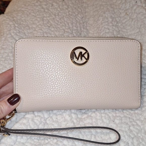 Michael Kors Handbags - Michael Kors Beige Wristlet Wallet